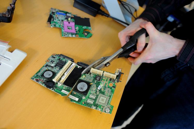 KONTROL. Miljøstyrelsen tjekker jævnligt om produkter lever op til Danmarks og EU's grænser for blandt andet bly og kviksølv. Her er det computere. 