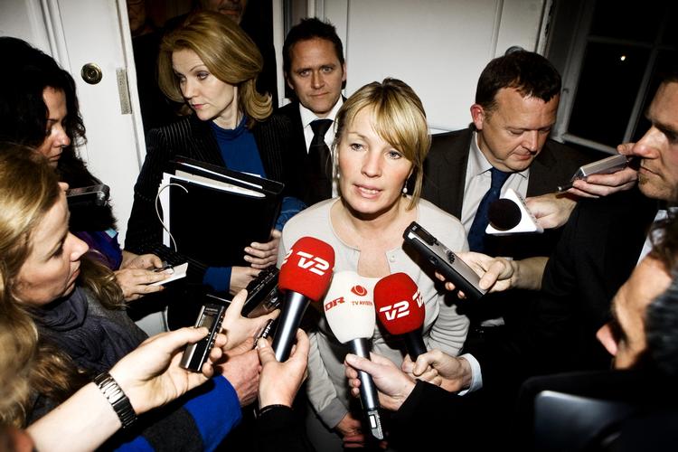 PARTIKRIG. Lene Espersen ser ud til at blive presset væk fra formandsposten, mens en ny meningsmåling giver partiet historisk ringe opbakning. 