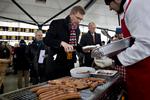 Overborgmester Frank Jensen var mødt frem til rejsegilde for Københavns Torvehaller. Han fik sig en pølse og sagde »Tillykke til os alle«. 