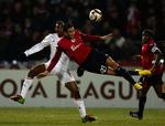 Selvmål. Ryan Babel, der her spiller mod Lille, har lært, at man ikke skal manipulere med billeder af dommere. Foto: AP/Francois Mori 