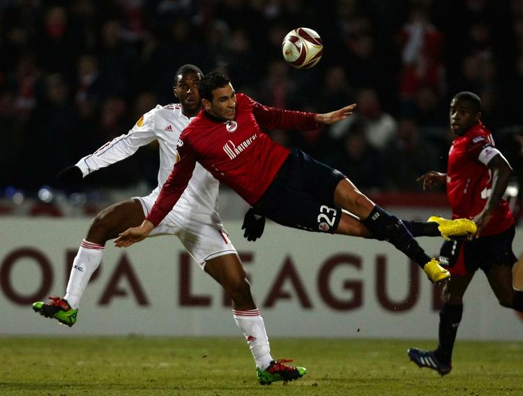 Selvmål. Ryan Babel, der her spiller mod Lille, har lært, at man ikke skal manipulere med billeder af dommere. Foto: AP/Francois Mori 