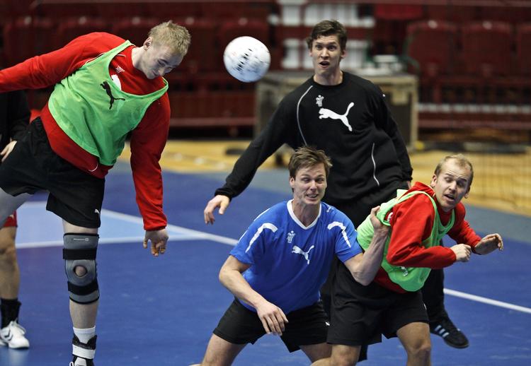 Træning. Håndboldlandsholdet er samlet i Sverige, hvor træningen også omfatter en gang fodbold. Det er Hans Lindberg i blå og Anders Eggert i rød. Foto: Jens Dresling. 