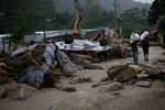 Afsked. Beboere forlader Teresopolis efter de voldsomme jordskred. 
