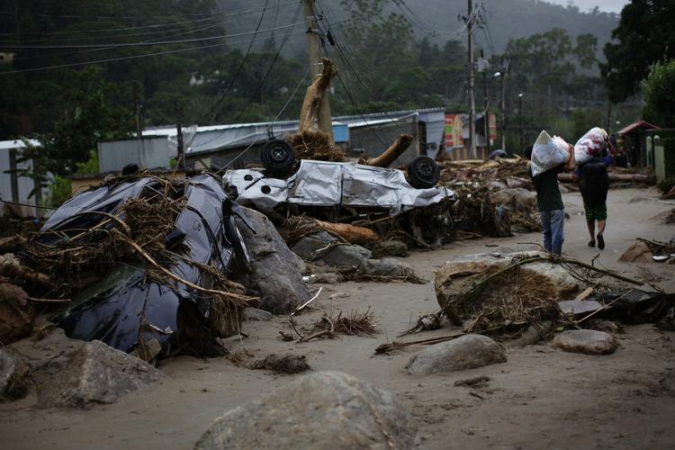 Afsked. Beboere forlader Teresopolis efter de voldsomme jordskred. 