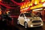 Aston Martin Cygnet er født som Toyota iQ. Den er blevet kraftigt forfinet, og prisen stiger til 800.000 kroner. 