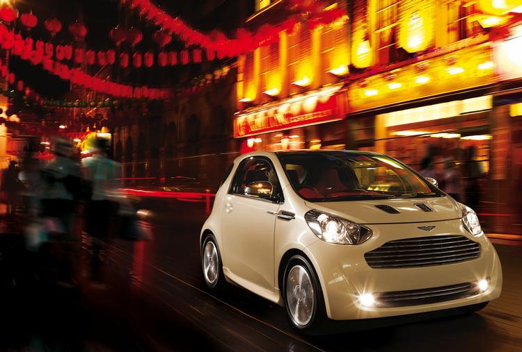 Aston Martin Cygnet er født som Toyota iQ. Den er blevet kraftigt forfinet, og prisen stiger til 800.000 kroner. 