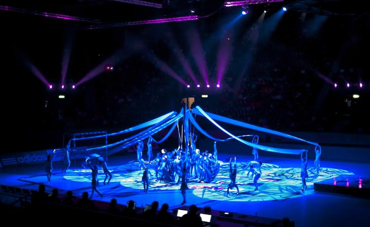 ceremoni. Åbningen af VM i Sverige var med hjælp af et storstilet lysshow og underholdning af gymnaster. 
