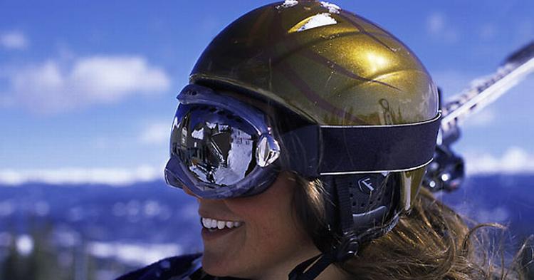 Der er mange skiløbere med hjelm på pisterne, men kan de også stå på ski? 