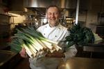 Erwin Lauterbach fra restaurant Saison har inviteret to gange Rasmus til at konkurrere i fem discipliner. 