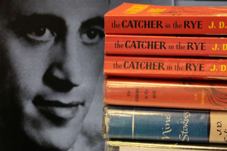Salinger. Den afdøde amerikanske kultforfatter udgav 'The Cather in the Rye' i 1951 ('Griberen i rugen', hedder Klaus Rifbjergs nyoversættelse fra 2004). Salinger afviste hele livet enhver videredigtning på eller filmatisering af værket. Bogen er solgt i 35 millioner eksemplarer verden over. 