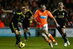 forfrossent. Blackpools ene målscorer Gary Taylor-Fletcher (midt) havde nok lidt lettere ved at kapere den iskolde bruser efter en lunende sejr mod Christian Poulsen (tv) og Liverpool end de tabende modstandere. 