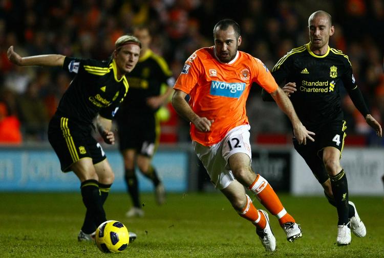 forfrossent. Blackpools ene målscorer Gary Taylor-Fletcher (midt) havde nok lidt lettere ved at kapere den iskolde bruser efter en lunende sejr mod Christian Poulsen (tv) og Liverpool end de tabende modstandere. 
