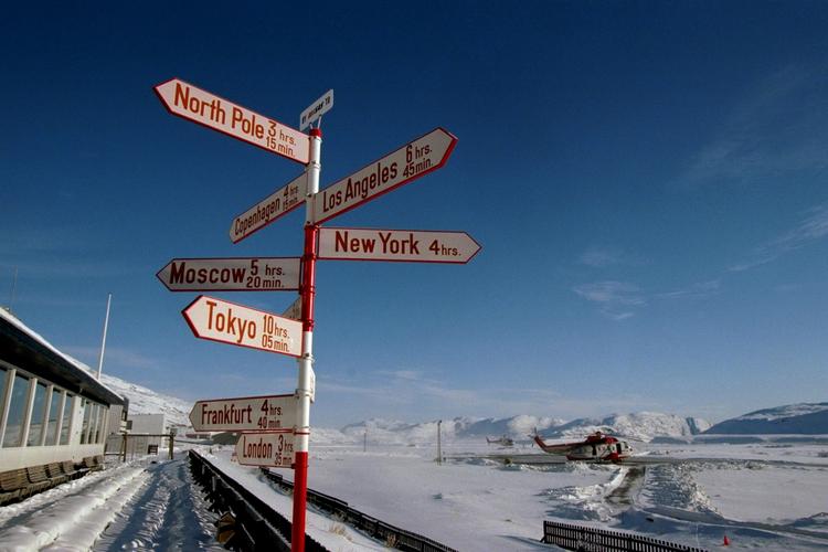 Kangerlussuaq. Med fire timer til Europa og fire timer til USA, ligger den grønlandske lufthavn lige mellem kontinenterne. 