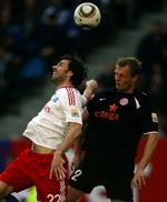 midterforsvarer. Bo Svensson (th) dækker Hamburgs Ruud van Nistelrooy tæt op under en kamp i april 2010. 