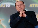 anklaget. Silvio Berlusconi har oplevet en massiv vælgerflugt i takt med, at den ene skandale efter den anden har sendt ham på avisernes forsider på grund af beskyldninger om et lige lovligt tæt forhold til mafiaen, vilde fester med prostituerede og upassende forhold til unge kvinder. 