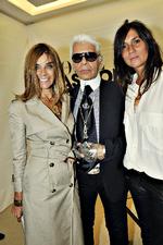 magtskifte. Fransk Vogue er et af verdens mest toneangivende modemedier. Her ses den tidligere chefredaktør  Carine Roitfeld (tv.) sammen med  Chanels chefdesigner, Karl  Lagerfeld, og den nye chefredaktør, Emmanuelle Alt (th.), som netop har overtaget  jobbet. 