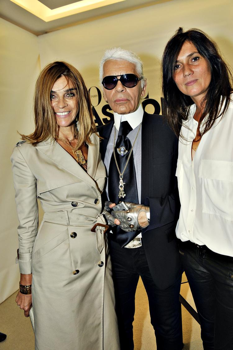 magtskifte. Fransk Vogue er et af verdens mest toneangivende modemedier. Her ses den tidligere chefredaktør  Carine Roitfeld (tv.) sammen med  Chanels chefdesigner, Karl  Lagerfeld, og den nye chefredaktør, Emmanuelle Alt (th.), som netop har overtaget  jobbet. 