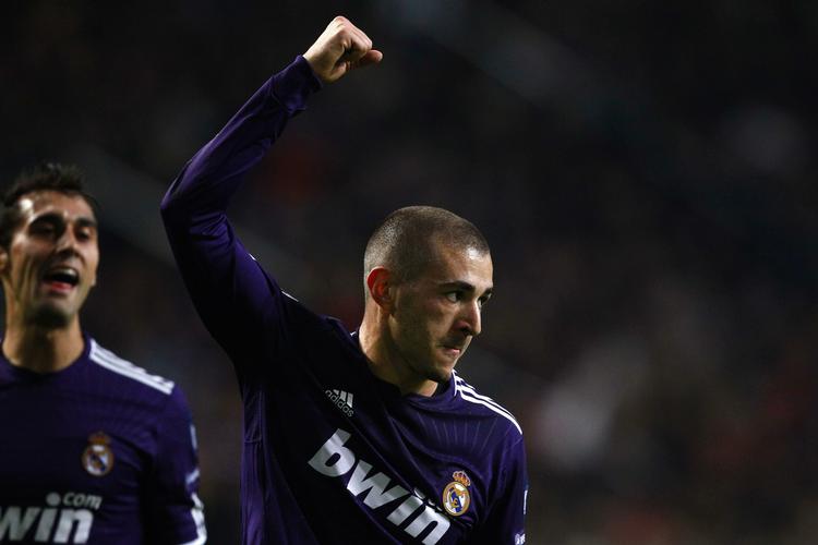 afsavn. Karim Benzema vil til Aston Villa, hvor angriberens faderlige fodboldlæremester er træner. 