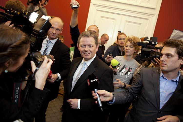 Lederskifte. Efter måneders uro i Det Konservative Folkeparti fik Lars Barfoed i dag overdraget magten fra Lene Espersen. 