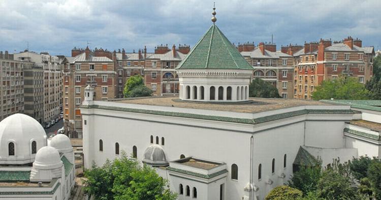 Hammam, restaurant og tesalon - der er rig mulighed for at forkæle sig selv i den imponerende i La Mosquée de Paris. 