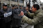 Tunis. Skrid, Ben Ali, råber demonstranterne af politiet, som dræbte mindst tolv i nat. 