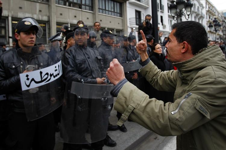 Tunis. Skrid, Ben Ali, råber demonstranterne af politiet, som dræbte mindst tolv i nat. 