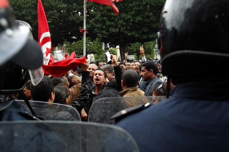 Demonstrationer. Der er voldsomme demonstrationer i Tunis by i dag. 