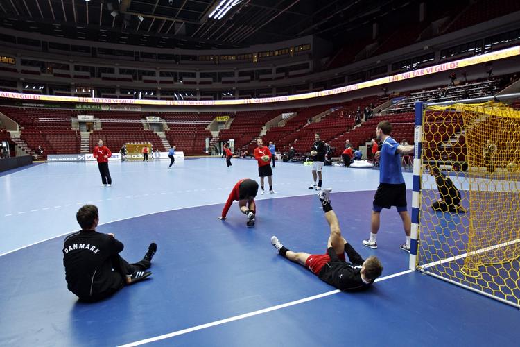 hensyn. De danske spillere havde god plads under træningen i Malmö. Men på hotellet er der anderledes trangt. 
