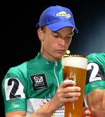 skål. Iljo Keisse (tv.) har vundet adskillige seksdagesløb, bl.a. sammen med Robert Bartko i München. 