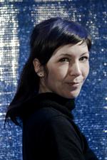 Kamilla Bach Mortensen har instrueret stykket 'Sex.Vold.Blod.Snask', der er skrevet af den singaporeanske dramatiker Alfian Bin Sa'at, og blandt andet handler om, når systemet bliver vigtigere end mennesket. 