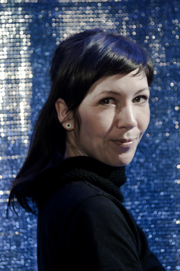 Kamilla Bach Mortensen har instrueret stykket 'Sex.Vold.Blod.Snask', der er skrevet af den singaporeanske dramatiker Alfian Bin Sa'at, og blandt andet handler om, når systemet bliver vigtigere end mennesket. 
