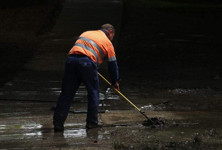 Oprydningsarbejde. Militæret og frivillige er begyndt oprydningsarbejdet i Brisbane. Samtidig forårsager voldsomme regnskyl oversvømmelser sydpå, hvor en række floder går over sine bredder. 