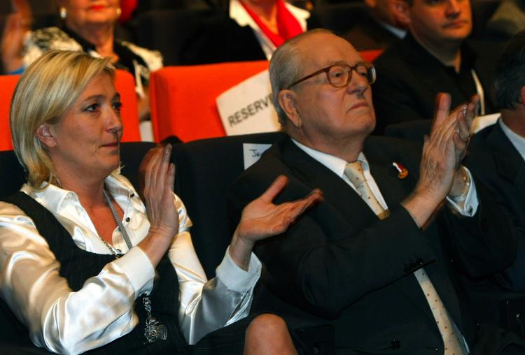 Arvtageren. Jean-Marie Le Pen med sin datter Marine Le Pen ved åbningen af Front Nationals partikongres i dag. 
