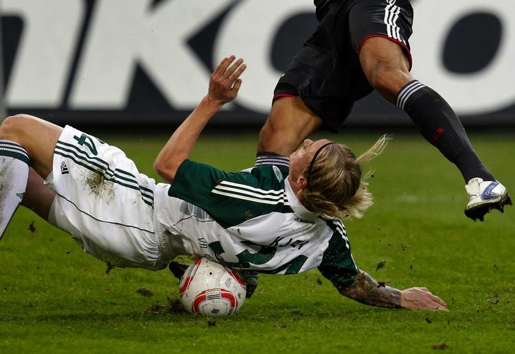 1-1. Simon Kjær var på hårdt arbejde mod Bayern München. 