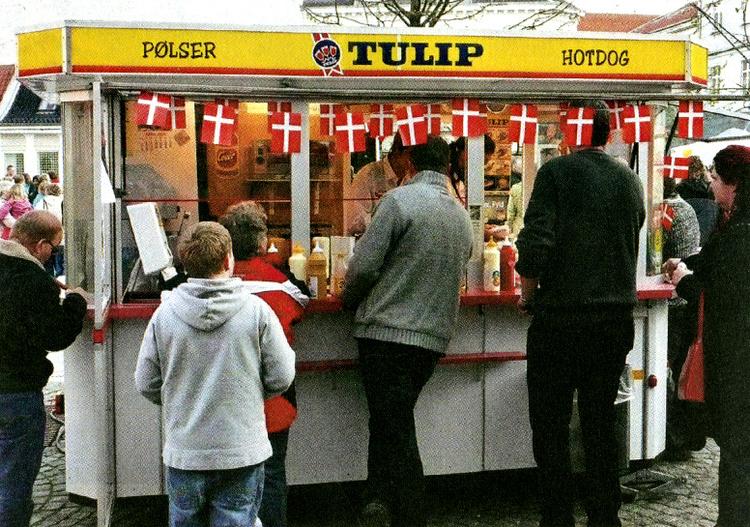 Rød-hvidt. Det er de etnografiske feltstudier i 1990'ernes Skive, der giver bogen dens særegne styrke. 