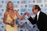 PRISUDDELING. Golden Globe-uddelingen overgås i glamour kun af Oscar-festen. Her får Golden Globe-vinderen Charlize Theron en galant hilsen fra Hollywoodlærredernes gamle ræv, Jack Nicholson i 2004. 