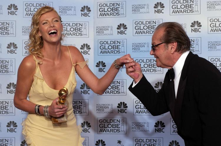 PRISUDDELING. Golden Globe-uddelingen overgås i glamour kun af Oscar-festen. Her får Golden Globe-vinderen Charlize Theron en galant hilsen fra Hollywoodlærredernes gamle ræv, Jack Nicholson i 2004. 