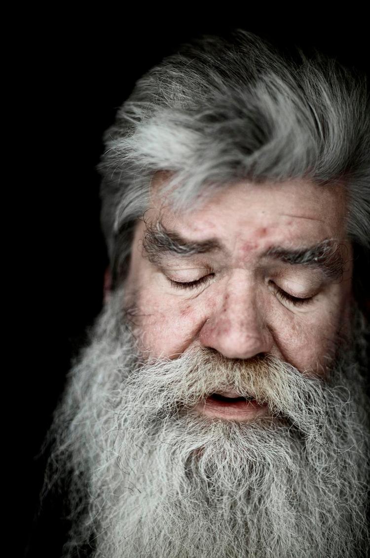 Det begynder som et lynnedslag ud af ingenting. Og pludselig har han fået en idé. Manden bag nogle af Danmarks tungeste kunstværker, Ingvar Cronhammar, er et robust mandfolk, der drages af underskønne rædsler - fra djævelske jagerfly til excentriske generaler - men selv farer han op ved den mindste forstyrrelse. 