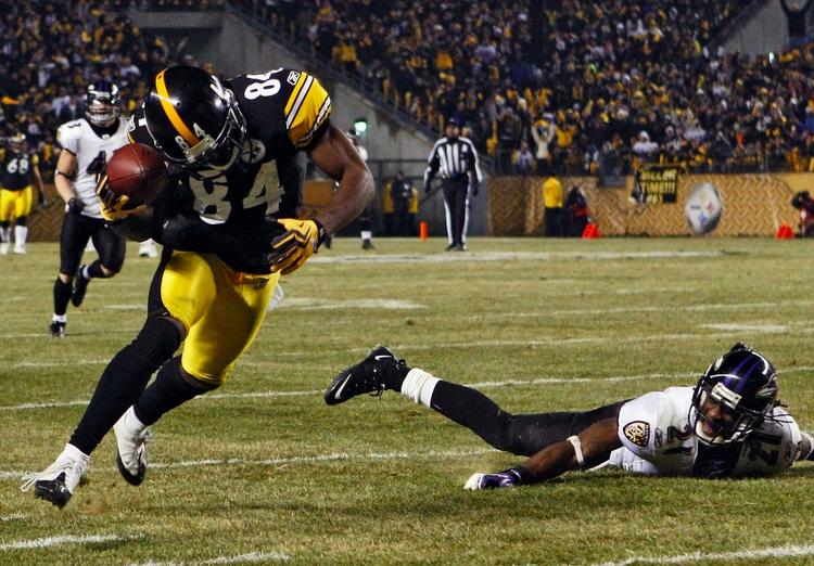 boksekamp. Pittsburgh Steelers Antonio Brown (84) snyder Baltimore Ravens Lardarius Webb og lægger op til touchdown for Steelers. 