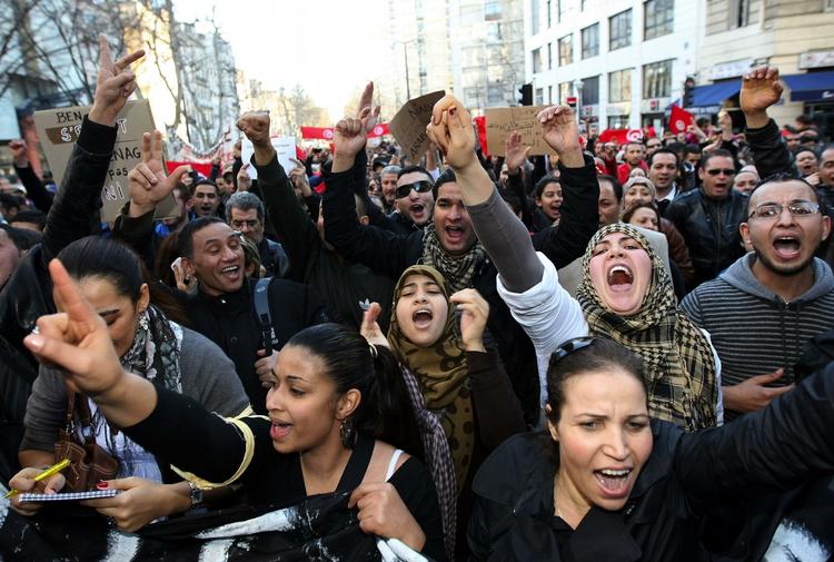 Omskifteligt. I løbet af bare et enkelt døgn har et folkeoprør i Tunesien værftet landets diktator af pinden, mens han siden har haft to efterfølgere på posten som landets leder. Her er vi til en sympatidemonstration i Marseille i det sydlige Frankrig. 