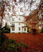 Blodrød plæne. C.F. Hansen  tegnede dette skægge landsted for  bankdirektør A.F. Gebaur i 1806.  Oprindelig var huset en etage lavere,  udstyret med stråtækt tag og blev kaldt Negerhytten. Det var en tidstypisk  romantisk blanding af Roms Pantheon, fransk revolutionsarkitektur og engelsk havekunst. 