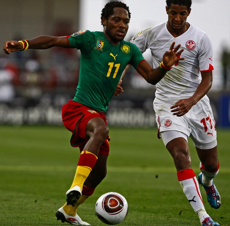 drama. To gange var Tunesien foran, men Jean Makoun (tv.) og de øvrige fra Cameroun gik videre med 2-2 mod Issam Jemaa og co. 