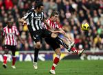 slagsmål. Selv om det blev en kamp i et vildt tempo med masser af hårde nærkampe, så blev det kun nødvendigt med et gult kort til hver af kombattanterne Sunderland og Newcastle. 