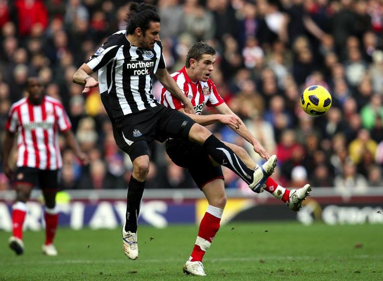 slagsmål. Selv om det blev en kamp i et vildt tempo med masser af hårde nærkampe, så blev det kun nødvendigt med et gult kort til hver af kombattanterne Sunderland og Newcastle. 
