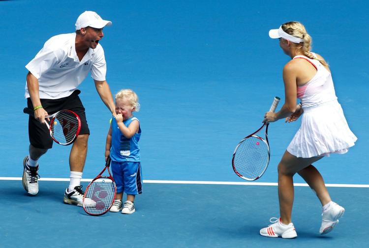 støtteprojekt. Australiens tennisstjerne Lleyton Hewitt havde sønnen Cruz med på banen. Caroline Wozniacki forsøger at trøste den ulykkelige dreng. 