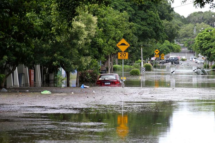 Fortsættelse. Mens de er begyndt at rydde op og gøre status i byen Brisbane, der har lidt under omfattende oversvømmelser den seneste uge, er vandet nu rykket sydpå. Flere floder går over deres bredder. 