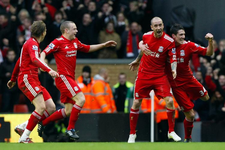 uafgjort. Liverpool dominerede første halvleg, mens Everton sad på kampen i den sidste halvdel af lokalderbyet. Her har Liverpools Raul Meireles scoret kampens første mål. 