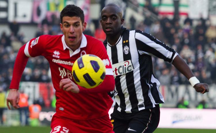 sejr. Baris Marco Rossi (tv) bliver presset af Juventus' Mohamed Sissoko. 