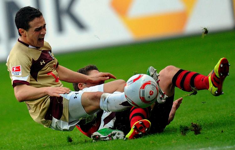 himmelfart. Hannovers Manuel Schmiedebach (tv) fældes af Frankfurts Sebastian Jung i kampen, der bragte udeholdet Hannover frem på andenpladsen i bundesligaen. 