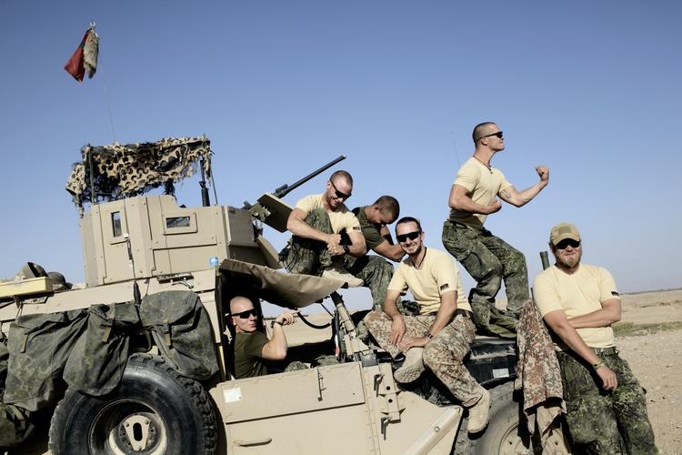 Soldater. Det er ikke værnepligtige, vi sender af sted, det er ikke unge mænd og kvinder fra alle dele af samfundet. 